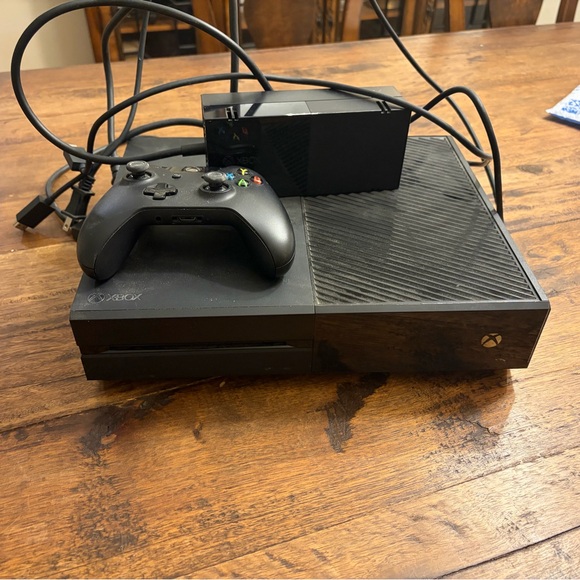 XBOX1 with Controller - Black - Picture 2 of 2